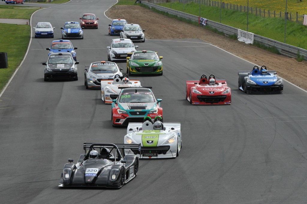 Team Blue Racings sorte Radical SR8 gik i front ved starten af løbet. Den var også i front fire timer senere.